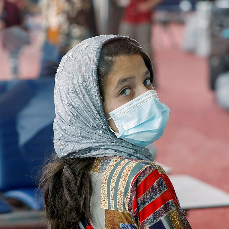 Erst einmal in Sicherheit: Ein vor den Taliban geflüchtetes afghanisches Mädchen am Flughafen in Dubai. Und jetzt?