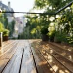 Holz im Garten: Richtige Pflege und die besten Expertentipps