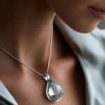 Statement-Schmuck: Warum ungeschliffene Natursteine das Must-have der Saison sind